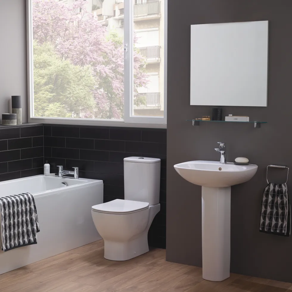 Ideal Standard Tesi Close Coupled Toilet with Aquablade® Flush Technology & Soft Close Seat